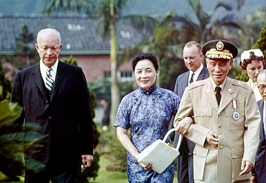 الرئيس آيزنهاور مع مدام تشيانگ وتشيانگ كاي-شك، في 1960.