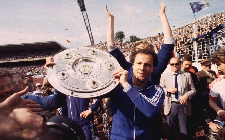 Franz Beckenbauer يحمل درع الدوري الألماني مع هامبورگ