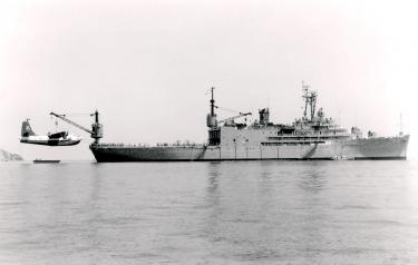 The USS Salisbury Sound was the flagship of the Taiwan Patrol Force and assisted في إخلاء جزر داتشن.