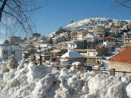 منازل في زغرتا تغطيها الثلوج في الشتاء.
