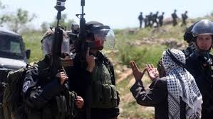 سلطات الاحتلال الإسرائيلي تستوقف فلسطينيا.jpg