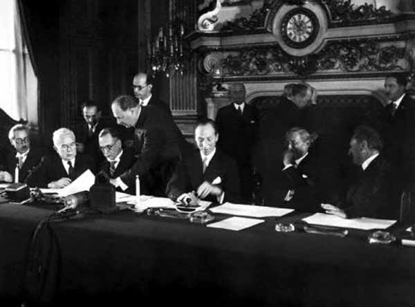 ملف:Hashim Atassi signing Franco Syrian treaty 1936.jpg