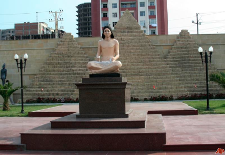 تمثال الكاتب المصري يحل محل مبارك في خردلان باكو.