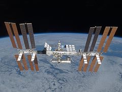 المحطة الفضائية الدولية في 23 مايو 2010 كما بدت من مكوك فضاء أتلانتس المغادِرة أثناء STS-132