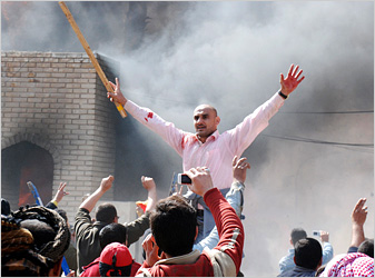 المحتجون يحرقون مبنى محافظة واسط 16 فبراير 2011.jpg