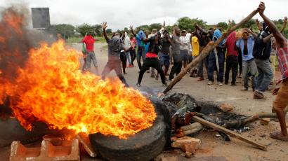 محتجون يحرقون الإطارات احتجاجا على ارتفاع أسعار الوقود في زيمبابوي، يناير 2019.jpg