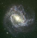 إم M 83 (NGC 5236)، مجرة حلزونية تبعد عنا 15 مليون سنة ضوئية. اكتشفت في عام 1752.