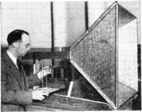 أول هوائي بوق حديث عام 1938 مع المخترع ويلمر بارو.