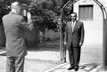 مدير البنك الدولي يوجين بلاك يلتقط صورة تذكارية شخصية للرئيس المصري جمال عبد الناصر في 19 يونيو 1956، رغم فشل مفاوضات البنك مع مصر لتمويل السد العالي.