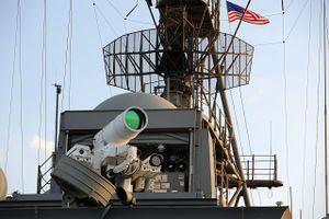 Laser Weapon System aboard USS Ponce (AFSB(I)-15) in November 2014 (05).JPG