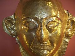 Masque funéraire en or trouvé sur la momie attribuée au prince خعمواست