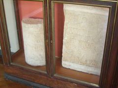 Tambour de colonnes aux noms de رمسيس الثاني et stèle de son fils مرنپتاح