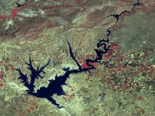 صورة من الساتل Landsat7 بعد بناء سد أتاتورك, في حران (24 أغسطس 2002)