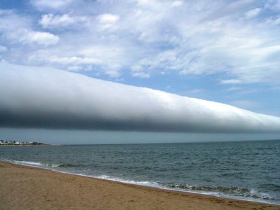 Coastal roll cloud in Punta del Este, Maldonado, Uruguay, a type known as Volutus[1]