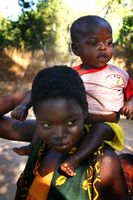 أم ماكواية وطفلها في موزمبيق.
