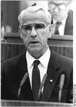 Bundesarchiv Bild 183-1986-0617-024, Willi Stoph.jpg