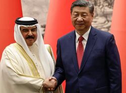 الرئيس الصيني شي جينبغ والشيخ حمد بن عيسى ملك البحرين، بكين، مايو 2024.jpg