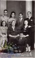 عبد المنعم رياض صورة عائلية مع والدته وأشقائه.