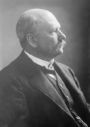 الباحث الطبي ألبرخت كوسل (1853-1927). علم أحياء الخلية، وخصوصاً الحمض النووي. اليسار: الكيميائي جورج دي هڤسي (1885-1966)، دراسة التتبع الإشعاعي.