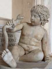 الرضيع هرقل يخنق حية أُرسِلت إليه لتقتله في مهده (رخام روماني، القرن الثاني الميلادي)