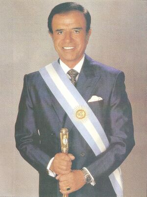 Menem con banda presidencial.jpg