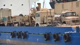 آليات عسكرية على متن السفينة الإماراتية روابي.jpg