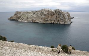 Vista del islote de Perejil desde la costa africana.jpg