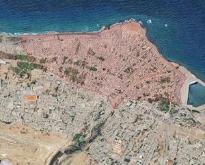 صورة بالأقمار الصناعية لمدينة درنة، والمنقطة المحددة بالأحمر هي التي انجرفت كليا أو جزئيا بعد فيضانات 2023