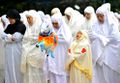 نساء إندونسيات يصلون في اول ايام عطلة عيد الاضحى في جاكرتا