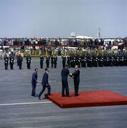 الرئيس الأمريكي جون كندي يرحب بالرئيس المكسيكي أدولفو لوپيز ماتيوس في مطار مكسيكو سيتي الدولي في يونيو 1962.