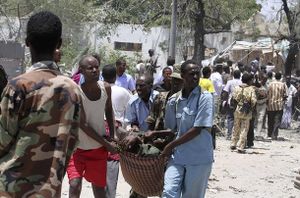 مواطنون يحملون ضحايا هجوم مقديشيو 4 أكتوبر 2011.jpg