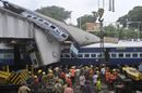 تصادم قطارين في سانثيا، الهند، يوليو، 2010.