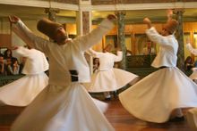 دراويش يرقصون ويدورون في رقص صوفي.