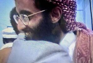 عمر البيومي وهو يعانق رجل الدين الأمريكي المسلم أنور العولقي (العويقلي أنضم للقاعدة وقتل بغارة أمركية في 2011)