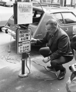 التُقطت هذه الصورة في عام 1973 لمحطة شحن في سياتل تظهر سيارة AMC Gremlin معدلة لتعمل بالطاقة الكهربائية؛ حيث كان لها مدى يبلغ حوالي 50 ميل (80 كيلومتر) بشحنة واحدة.