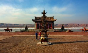 Western gate of a Temple of Heshen (River God) in Hequ، شين‌ژو.