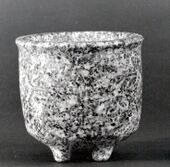 وعاء بقاعٍ مسطح مصنوع من الجرانيت من سوريا، يعود إلى نهاية الألفية الثامنة قبل الميلاد.