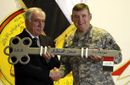 الجنرال جيري كانون يسلم مفتاح آخر المعتقلات الأمريكية في العراق لوزير العدل العراقي، يوليو 2010.