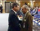 لأمير تركي الفيصل يصافح نائب وزير الخارجية الإسرائيلي في مؤتمر الأمن في ميونخ، 2010.