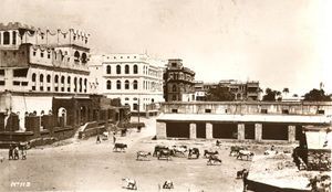 بلدة لحج، عاصمة سلطنة بنفس الاسم. قصر السلطان في الخلفية. بطاقة بريدية صادرة حوالي سنة 1935 ولكن الصورة ملتقطة قبل أعوام عدة.