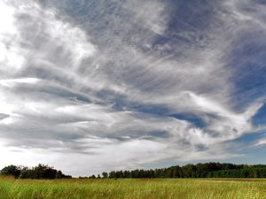 سماء ملبدة بغيوم السمحاق.