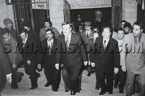 الرئيس حافظ الأسد وقائد سلاح الجو السوري ناجي جميل يدخلان مبنى جامعة دمشق عام 1975