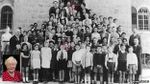 صورة مدرسية لروز ماري هاهن (على صورتها دائرة) درست في مدرسة الهيكل في المستعمرة الألمانية بالقدس أواخر القرن التاسع عشر. لودڤيگ باخالتر (عليه دائرة في الصف الخلفي)، زعيم الحزب النازي في القدس، كن مدرساً هناك