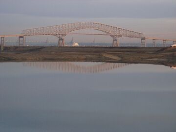 جسر كي وتظهر بلتيمور في الخلفية، من منتزه كوكس كريك الصناعي، في شمال شرق مقاطعة آن أروندل، نوفمبر 2011.