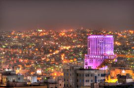 مدينة عمّان ليلاً، يبدو فيها فندق الرويال