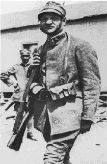 جوزپه أونگارتي في الزي العسكري الإيطالي أثناء الحرب العالمية الأولى