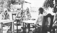 الميجور جنرال إدوارد كنگ يناقش شروط الاستسلام مع الضباط اليابانيين.