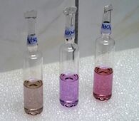 مركبات النيوديميوم في ضوء أنبوب فلوري—من اليسار إلى اليمين، الكبريتات والنترات والكلوريد