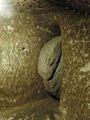 باب حجري دوار في مدينة درنكويو تحت الأرض، قپادوقيا، تركيا.