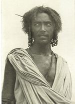 صومالي يرتدي الطاقية التقليدية.